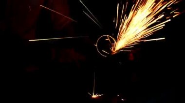 Genç Mühendislik kariyer kavramı. Yakışıklı genç bir mühendis atölye Çelik taşlama dairesel metal kesici ile. Çinli işçi eldiven gerçek mühendislik atölye ile. Kıvılcım ve flaş.