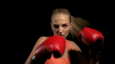 Kadın yumruk atma. Hava yumruk. Beyaz genç güzel kadın yerleştirmek. Ağır çekimde vurdu. Film bir görünüm filtresi.