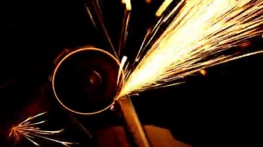 Genç Mühendislik kariyer kavramı. Yakışıklı genç bir mühendis atölye Çelik taşlama dairesel metal kesici ile. Çinli işçi eldiven gerçek mühendislik atölye ile. Kıvılcım ve flaş.