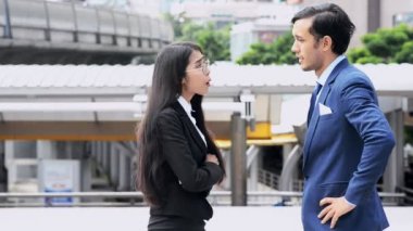 Genç nesil iş takım birlikte kavramı çalışmıyor. Çok ciddi mücadele ve bağımsız değişkenleri ile dramatik ifade ile Asya erkek menajeri olan genç iş stajyer Asyalı kadın.