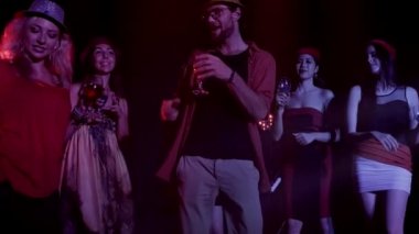 Dans, müzik parti bir gece kulübü, dans pistinde arkadaşlarınızla tezahürat birçok kadın yakışıklı adamla çok etnik gruptan oluşan grup. Orta vurdu, ağır çekim.