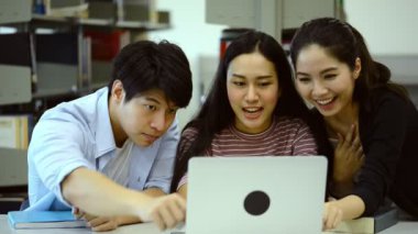 Dizüstü bilgisayar kullanan bir grup öğrenci