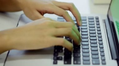 Erkek el laptop klavye Office yazarak