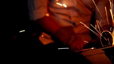 Genç Mühendislik kariyer kavramı. Yakışıklı genç bir mühendis atölye Çelik taşlama dairesel metal kesici ile. Çinli işçi eldiven gerçek mühendislik atölye ile. Kıvılcım ve flaş.