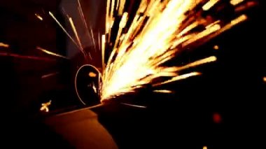 Genç Mühendislik kariyer kavramı. Yakışıklı genç bir mühendis atölye Çelik taşlama dairesel metal kesici ile. Çinli işçi eldiven gerçek mühendislik atölye ile. Kıvılcım ve flaş.