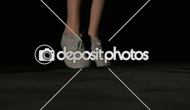 İp atlama yoğun kadın. İp atlama atletik kadın bacak vurdu. Ağır çekimde atış.