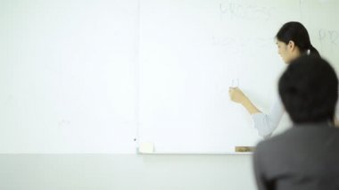 Asya Üniversitesi yaşam kavramı. Genç Asyalı üniversite öğrencilerinin öğrenme, konuşmak ve dinlemek için öğretim görevlisi konferans odasında oturma grubu.