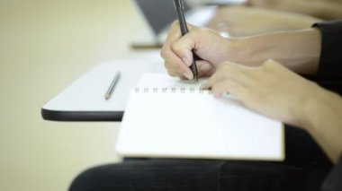 Asya Üniversitesi yaşam kavramı. Asyalı öğrenci ders ve Not almak, dizüstü bilgisayar kullanarak grubu. Öğretmen ve öğretim görevlisi dinlerken gerçek öğrenciler ile kapalı çekilen.
