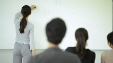Asya Üniversitesi yaşam kavramı. Genç Asyalı üniversite öğrencilerinin öğrenme, konuşmak ve dinlemek için öğretim görevlisi konferans odasında oturma grubu.
