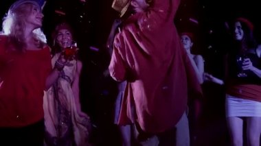 Dans, müzik parti bir gece kulübü, dans pistinde arkadaşlarınızla tezahürat birçok kadın yakışıklı adamla çok etnik gruptan oluşan grup. Orta vurdu, ağır çekim.