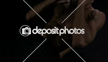 abs için egzersiz yaparken genç güçlü sporcu 