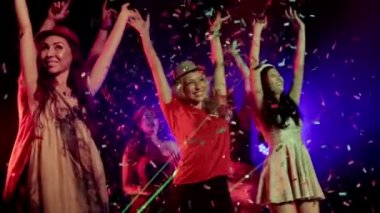 Dans, müzik parti bir gece kulübünün düşen konfeti ile dans pistinde arkadaşlarınızla tezahürat birçok kadın yakışıklı adamla çok etnik gruptan oluşan grup. Orta vurdu, ağır çekim.
