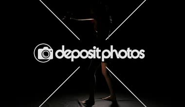 Sportswoman karanlık arka planda boks