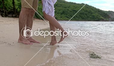 Çekici genç çift romantik sahilde.