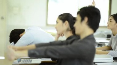 Asya Üniversitesi yaşam kavramı. Sınıfta uyuyan ve var genç erkek üniversite öğrencisi arkadaşı tarafından hiçbir fikrim yok. Kitap sert onun sırtına isabet. Gerçek öğrencilerle kapalı alınan.
