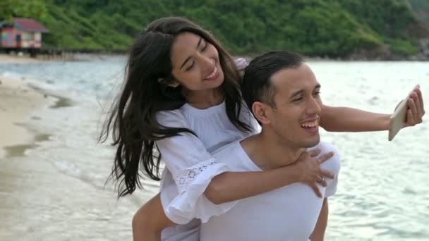 Aantrekkelijke Jonge Paar Plezier Het Strand Lopen Strand Jonge Chinese — Stockvideo