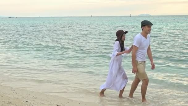 Attraente Giovane Coppia Divertirsi Sulla Spiaggia Correre Sulla Spiaggia Giovane — Video Stock