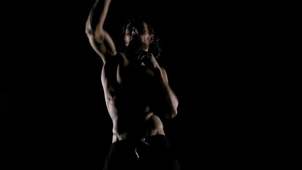 Muskulöser Mann Boxt Auf Dunklem Hintergrund — Stockvideo