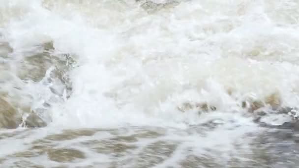 Wilder Sauberer Frischer Gebirgsfluss Der Zeitlupe Zwischen Felsen Fließt Bewölkten — Stockvideo