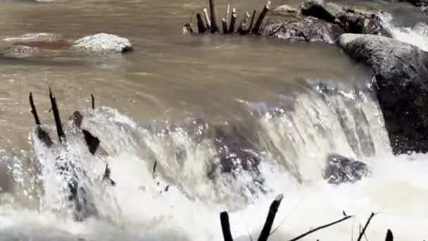 Razende Schone Frisse Berglucht Rivier Stroomt Tussen Rotsen Slow Motion — Stockvideo