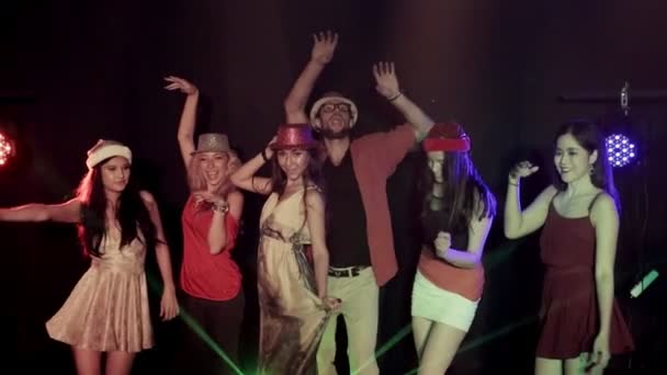 多族裔群体的英俊男子与许多妇女跳舞 欢呼派对音乐与朋友在舞池的夜总会 中镜头 慢动作 — 图库视频影像