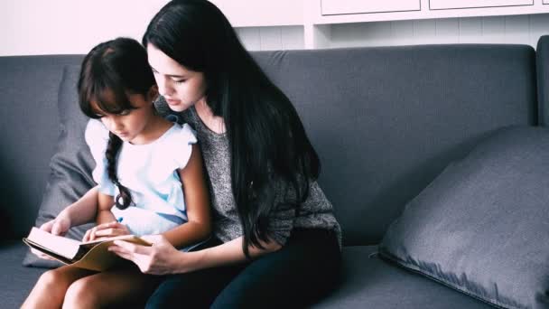 Atraente Jovem Mãe Lendo Livro Inglês Com Sua Filha Adolescente — Vídeo de Stock