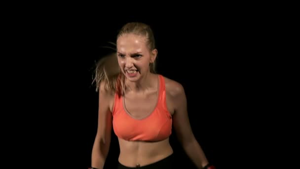 Sportsvrouw Boksen Donkere Achtergrond — Stockvideo