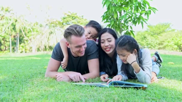 Familie Park Ontspannen Jonge Familie Tot Vaststelling Van Het Gras — Stockvideo