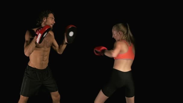 年轻的激烈的女人向她的教练投掷拳 和教练打拳 白色年轻美丽的女人 用慢动作拍摄的 胶片外观滤镜 — 图库视频影像