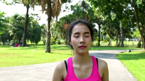 Una Mujer Corriendo Parque Una Joven China Corriendo Parque Delante — Vídeos de Stock