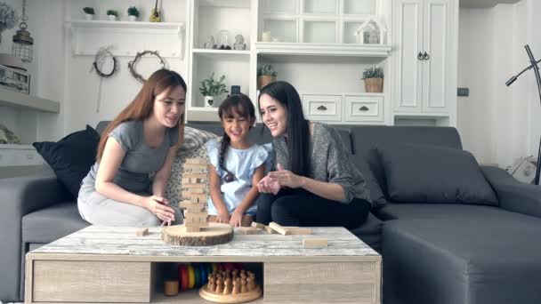 Chica Joven Jugando Juego Con Madre Niñera Asiática Sala Estar — Vídeos de Stock