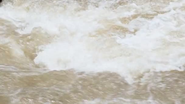 Raging Limpio Río Montaña Fresca Que Fluye Entre Las Rocas — Vídeos de Stock