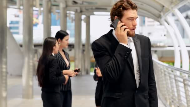 Koncepcja Mobilne Biuro Człowiek Młody Biznes Rozmowa Prywatnego Telefonu Podczas — Wideo stockowe