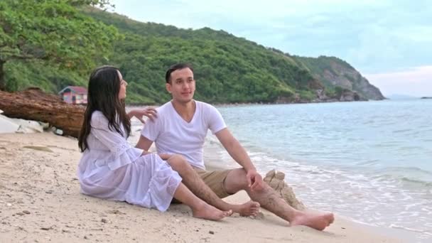 Casal Jovem Atraente Divertindo Praia Olhando Para Oceano Sentado Jovem — Vídeo de Stock