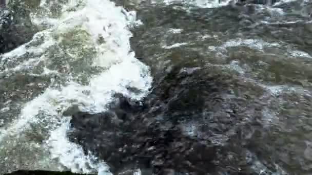 Raging Limpio Río Montaña Fresca Que Fluye Entre Las Rocas — Vídeos de Stock