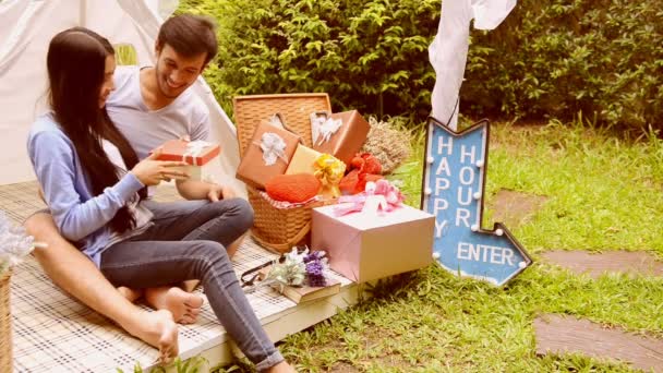 Doce Jovem Asiático Dando Presente Uns Aos Outros Cenário Acampamento — Vídeo de Stock