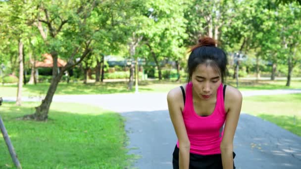Runner Akıllı Saat Bakıyor Yorgun Asyalı Kadın Runner Istirahat Onu — Stok video
