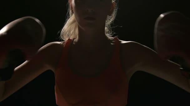 Boxeadora Joven Mujer Intensa Lanzando Golpes Golpeando Manos Blanca Joven — Vídeo de stock