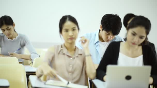 Ázsiai Egyetemi Élet Fogalma Fiatal Ázsiai Főiskolai Hallgatók Előadóteremben Tanulás — Stock videók