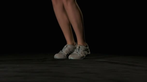 縄跳びの若い強烈な女性 縄跳び運動の女性の脚のショット スローモーションで撮影します — ストック動画