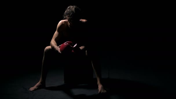 Boxeador Molesto Sobre Fondo Oscuro — Vídeo de stock