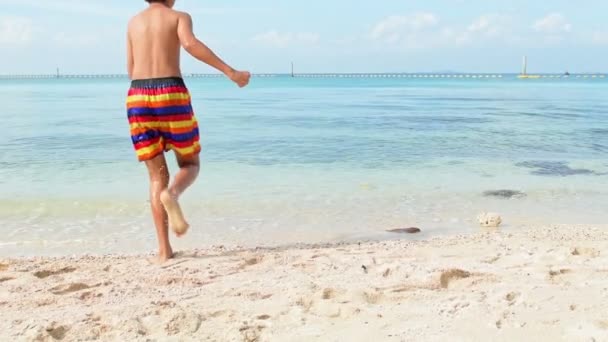 Bambino Felice Sulla Spiaggia Della Thailandia Correndo Una Bellissima Spiaggia — Video Stock