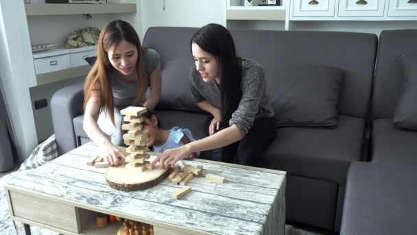 Fiatal Lány Játszani Játékot Anya Ázsiai Nagyi Nappaliban Gyönyörű Fehér — Stock videók
