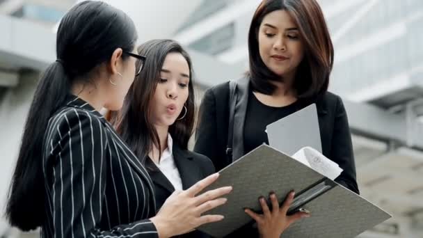 Concepto Equipo Empresarial Generación Joven Jóvenes Empresarias Sosteniendo Una Carpeta — Vídeo de stock