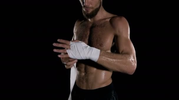 Man Förbereda För Boxningsmatch Man Halv Nakna Gör Hand Wrap — Stockvideo
