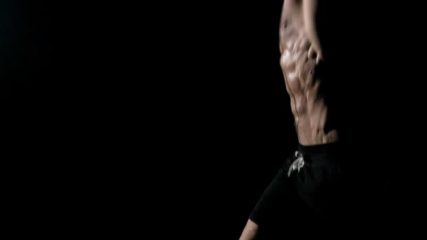 Muskulöser Sportler Übt Karate Auf Dunklem Hintergrund — Stockvideo