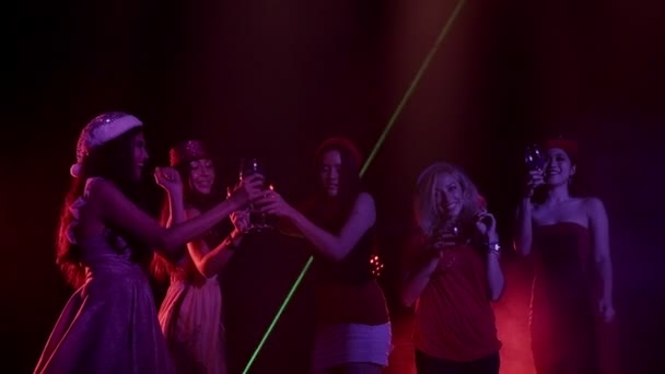 Grupo Multi Étnico Homem Bonito Com Muitas Mulheres Dançando Torcendo — Vídeo de Stock