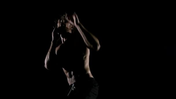 Muskulöser Mann Boxt Auf Dunklem Hintergrund — Stockvideo