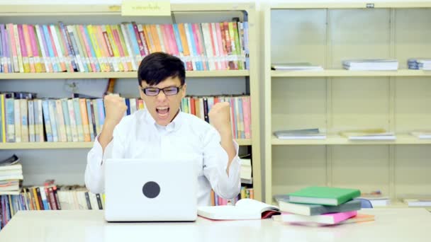 Молодий Студент Вчитися Бібліотеці Азіатський Чоловічого Студент Проводить Дослідження Дослідження — стокове відео