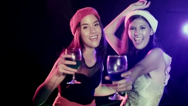 Portré Fiatal Gyönyörű Fehér Tánc Party Zene Ázsiai Lány Barátnőjével — Stock videók